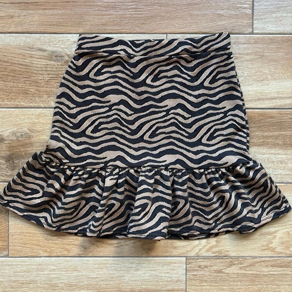 PrettyLittleThing Ruffle Hem Tiger Print Mini Skirt M - Picture 1 of 4